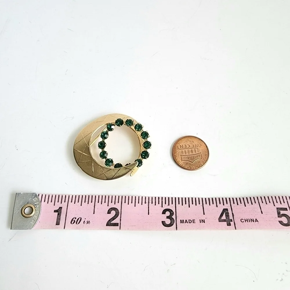 Vintage Green Rhinestones Brooch‎ Gold Tone Circle Round Pin 60s Estate Piece